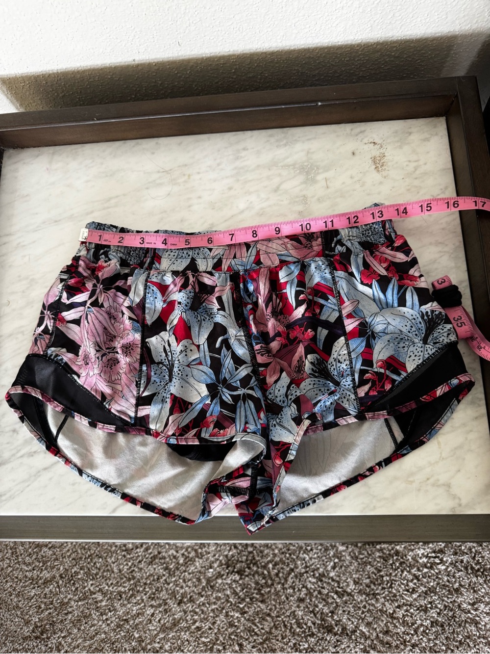 Lululemon Size 8 Floral Athletic Running Shorts in Black, Pink & Blue